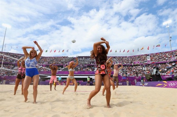 Họ có mặt ở mọi sân bóng chuyền bãi biển để biểu diễn những điệu nhảy sôi động trong giờ giải lao.